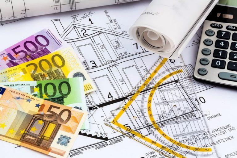 Arhitekt za notranjo opremo vam pomaga pri stroških gradnje hiše ali prenove stanovanja