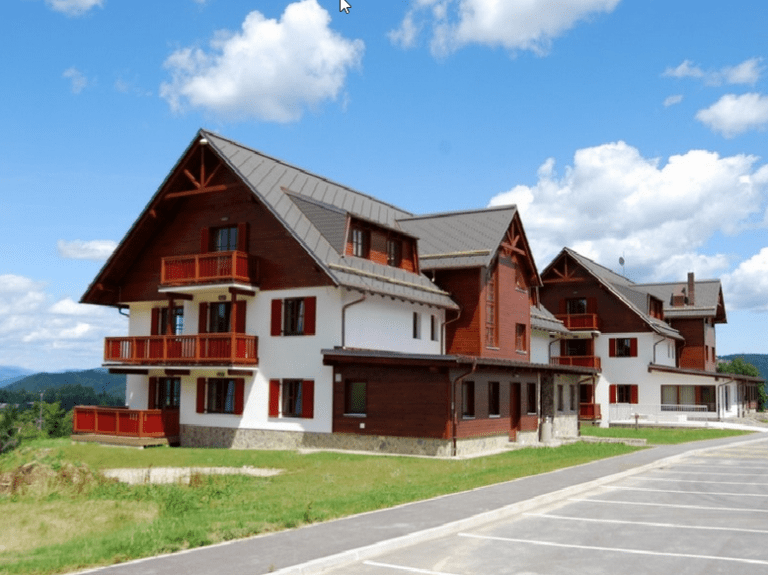 Neuspešen  poskus prodaje apartmajskih hiš v Ribnici na Pohorju