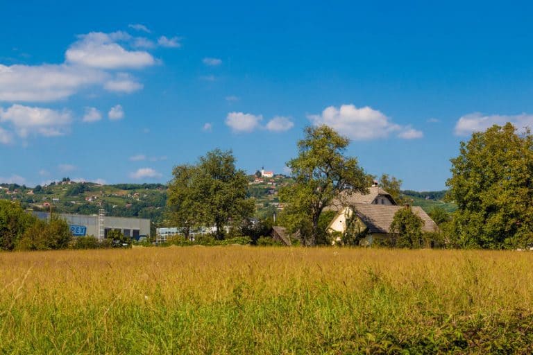 V novomeškem stanovanjskem naselju Podbreznik naprodaj zadnja Imosova zemljišča